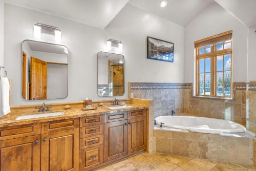 a bathroom with two sinks and a bath tub at Upscale 4 BR Townhouse @ Juniper Preserve Resort in Bend