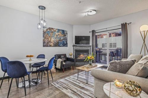 Televiisor ja/või meelelahutuskeskus majutusasutuses Perfect Rockies Escape with Pool, Hot Tub and Gym