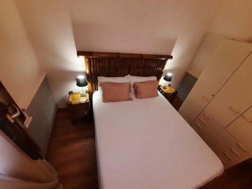 Porto Antigo 2 Beach Club 18 في سانتا ماريا: غرفة نوم بها سرير أبيض كبير مع وسادتين