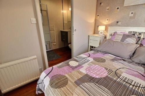 特雷沃 - 特雷吉涅克Studio belle vue的带一张大床和一面镜子的卧室