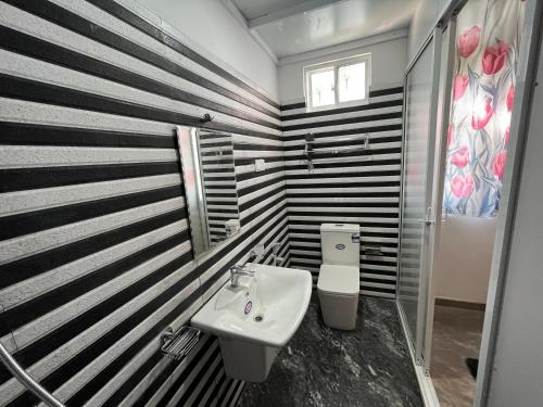 a bathroom with a black and white striped wall at Villa J-95 in Galle