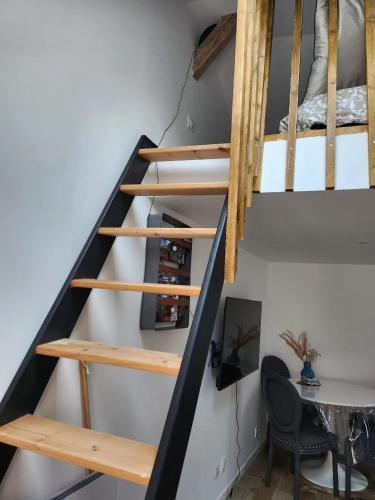 escalera en una habitación con mesa en Coquet Studio avec Jardin à Ballan-Miré, en Ballan-Miré