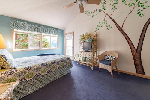 - une chambre avec un lit et un arbre peint sur le mur dans l'établissement D4252 Summer Song - Solar Heated Pool, Hot Tub, Close to Beach Access!, à Gulls Flight