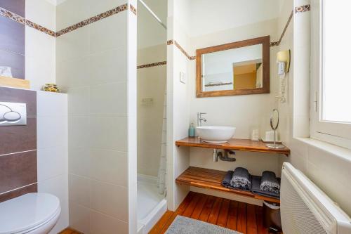 a bathroom with a sink and a shower at B&B La Halte Montaigne in Bordeaux