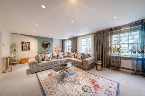 a living room with a couch and a table at GRAND 200 SqM 3-Bedroom VILLA in London