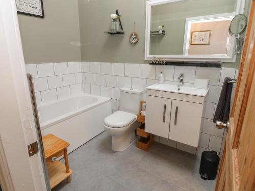 a bathroom with a toilet and a tub and a sink at 57 Cockpit Hill in Northallerton
