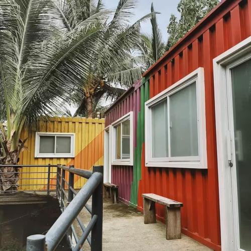 un edificio colorato con una panchina di fronte di Balituk a Baler