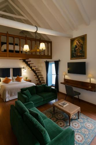 un salon avec un canapé vert et un lit dans l'établissement Apartamento Familiar con balcón y vista a la Ciudad, Centro, à Cusco
