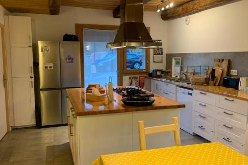 een keuken met een aanrecht en een koelkast bij Village House In The Heart Of Saint Chaffrey in Saint-Chaffrey