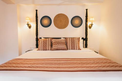 Un dormitorio con una cama grande con dos lámparas. en Hotel Boutique Patio Corao, en Cartagena de Indias