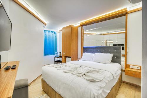 イスタンブールにあるViva Butik Sirkeci Apartの大きなベッドと大きな窓のある寝室