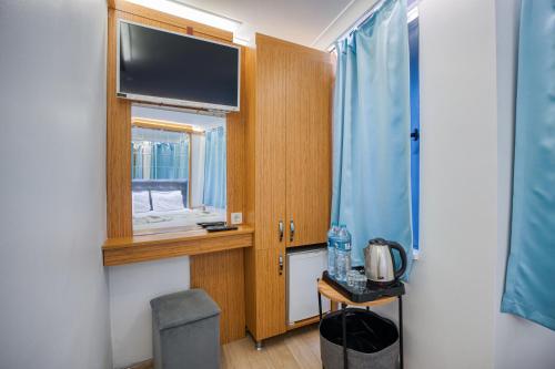 イスタンブールにあるViva Butik Sirkeci Apartのデスクと窓が備わる部屋