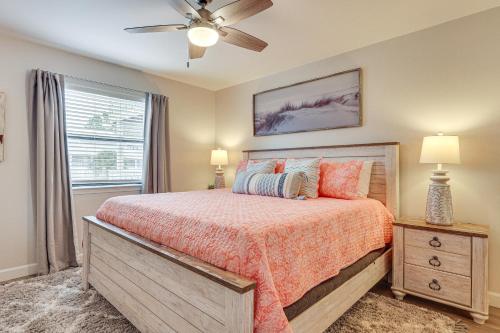 Ένα ή περισσότερα κρεβάτια σε δωμάτιο στο Orange Beach Condo with Shared Pool and Views!