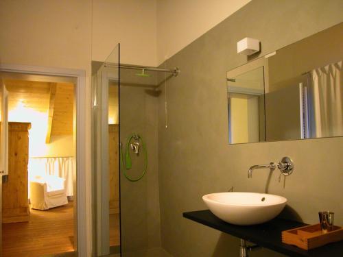 een badkamer met een wastafel en een spiegel bij Corte Mondina in Gazoldo degli Ippoliti