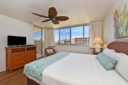 カハナにあるRoyal Kahana 1020 · RK 1020 BeachFront 2BD Condo w Ocean Views Aのベッドと天井扇風機のある寝室