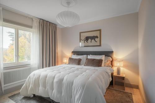 スンドビュベリにあるStylish 2BR Apartment in Central Sundbybergの大きな白いベッドと窓のある寝室