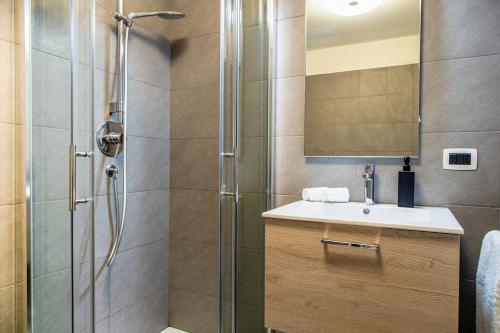 One-bedroom Apartment Unit G with Park View