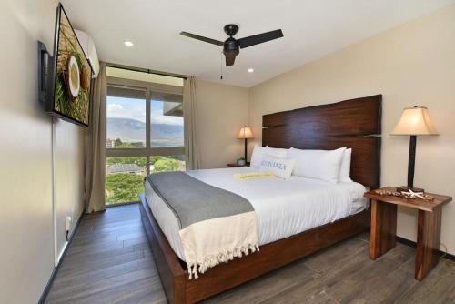 Ένα ή περισσότερα κρεβάτια σε δωμάτιο στο Nani Kai Hale 605 · NKH 605 Remodeled BeachFront w Pool AC Sandy
