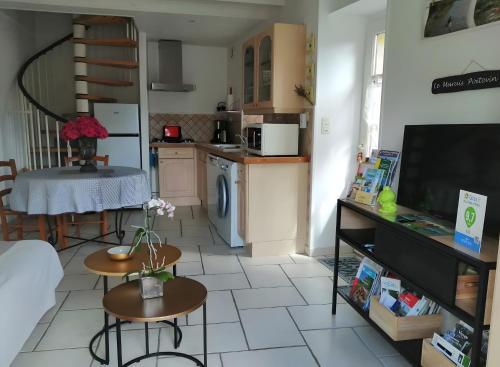 Kuchyň nebo kuchyňský kout v ubytování Gite les Glycines - Magné