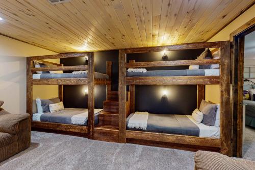 Ένα ή περισσότερα κρεβάτια σε δωμάτιο στο Pioneer Ridge