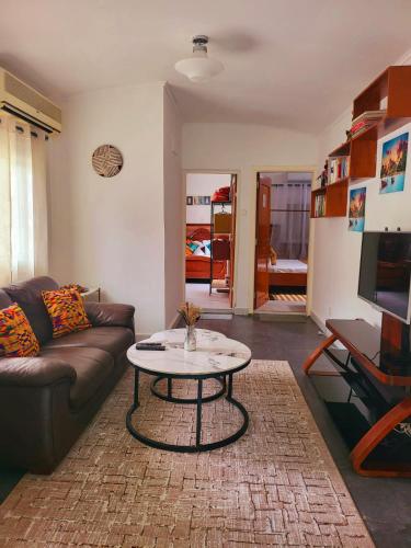 a living room with a couch and a coffee table at Résidence Tourine cosy en plein centre ville d'Akwa in Douala