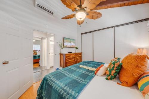 a bedroom with a bed and a ceiling fan at Kihei Alii Kai C405 · KAK C405 Updated 2BD Condo Across Beach w in Kihei