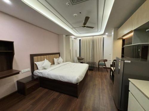 Una habitación de hotel con una cama y una cocina. en QuickIn Stayz managed by The AIKaya Hotels, en Gurgaon