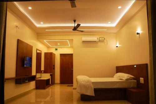 Ένα ή περισσότερα κρεβάτια σε δωμάτιο στο Sunlit Shores Beach Villa