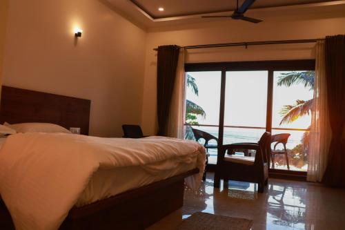 Ένα ή περισσότερα κρεβάτια σε δωμάτιο στο Sunlit Shores Beach Villa