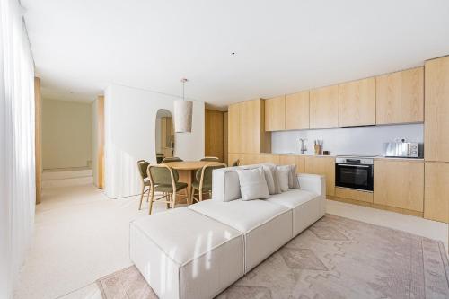 Una sala de estar con un sofá blanco y una mesa. en GuestReady - DPV GuestHouse - Apart 6, en Oporto