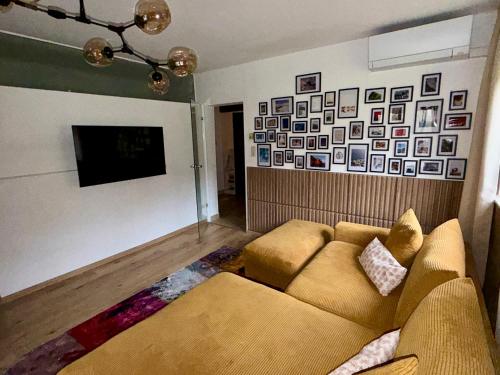 TV a/nebo společenská místnost v ubytování Geräumiges Apartment in Fulda