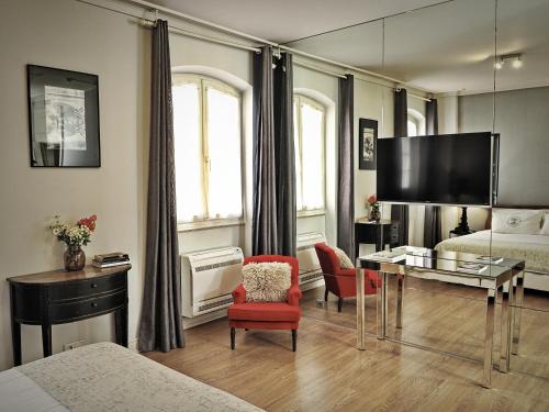 a hotel room with a bed and a table and chairs at Lapa 82 in Lisbon