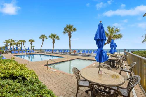 Bazén v ubytování Ocean Front Escape with Lazy River nebo v jeho okolí