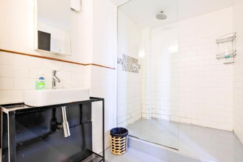 Et badeværelse på 101 Revolution, Maboneng, FREE WIFI, FREE PARKING