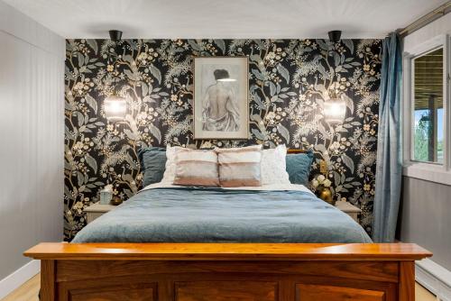 En eller flere senge i et værelse på The Fox Watch A Luxury Retreat