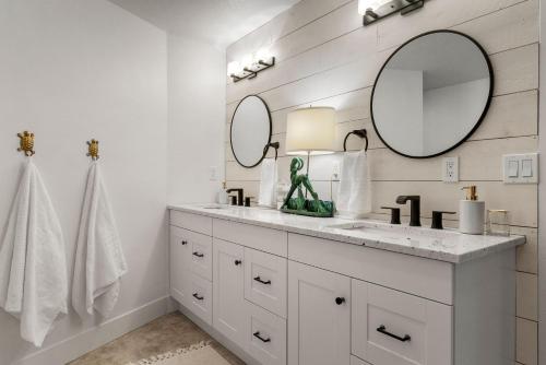 Et badeværelse på The Fox Watch A Luxury Retreat