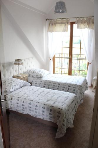 two beds in a bedroom with a window at Feniks Agro&Spa Adults Only in Świnoujście