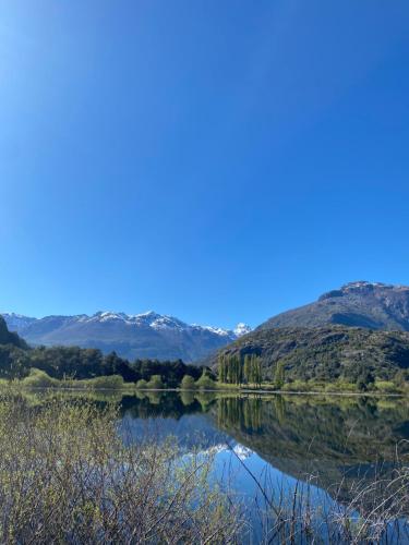 Blick auf einen See mit Bergen im Hintergrund in der Unterkunft Hospedaje La Cascada in Futaleufú