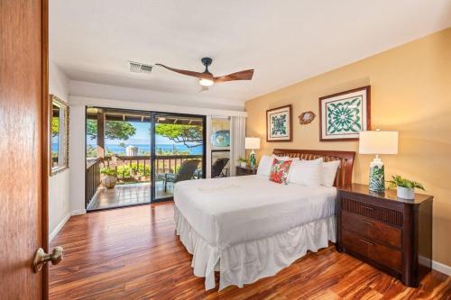 ラハイナにあるKaanapali Plantation 18 · KPL 18: Ocean views, beach nearby, comのベッドと天井扇風機のある寝室