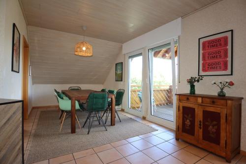 a dining room with a table and chairs at Ferienwohnung Freizeitglück nahe Europapark - Mein Schwarzwaldhäusle in Kappel-Grafenhausen