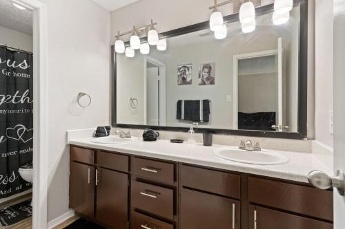 アーリントンにあるComfy 2Bdr Unitの洗面台と鏡のあるバスルーム