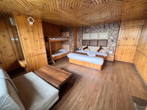 シムラーにあるVictory Hotel and Restaurant by GS Hospitalityの部屋にベッドとソファがある寝室