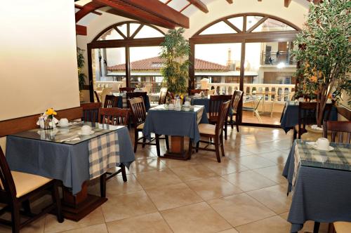 A restaurant or other place to eat at Hotel Athena