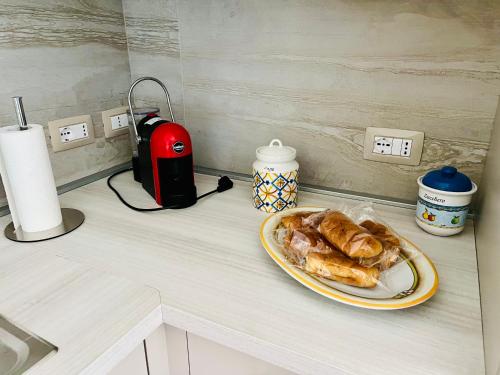 une assiette de nourriture sur un comptoir à côté d'un grille-pain dans l'établissement Kalon Eidos, il magico posto della Calabria Jonica, à Condofuri Marina