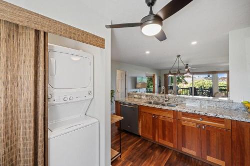 カハナにあるKaanapali Plantation 34 · KPL 34 2BD Pool & Resort's Amenities,のキッチン(洗濯機、乾燥機、シンク付)