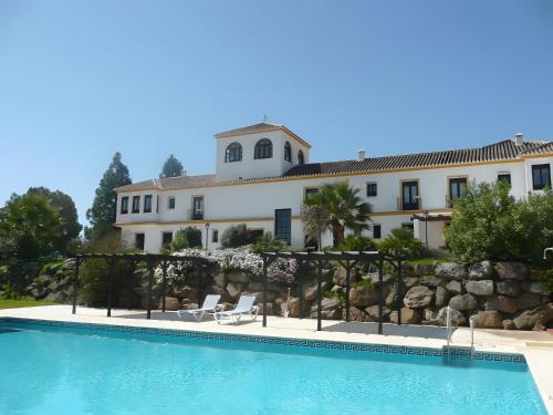 Bazén v ubytování Cortijo puertoelperal nebo v jeho okolí