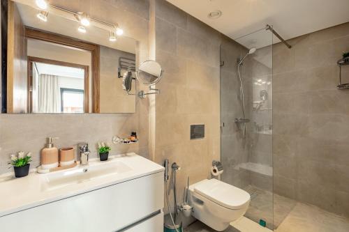 Un baño con ducha, inodoro y lavabo. en Prestigia GOLF with Pool Bohemian Cocoon Stylish, en Marrakech