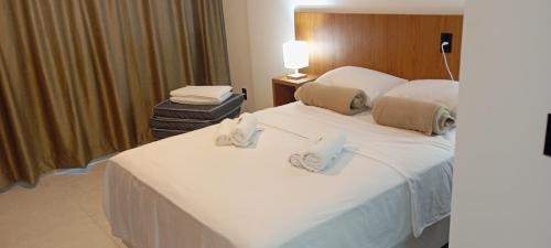 Een bed of bedden in een kamer bij Flat com piscina na cobertura em Intermares