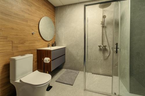 een badkamer met douche, toilet en wastafel bij Rila Sunshine Apartment in Samokov