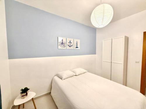 ein weißes Schlafzimmer mit einem Bett und einem Tisch in der Unterkunft 3 Bedroom Apartment in Portimão, Algarve by Salam Stays in Portimão